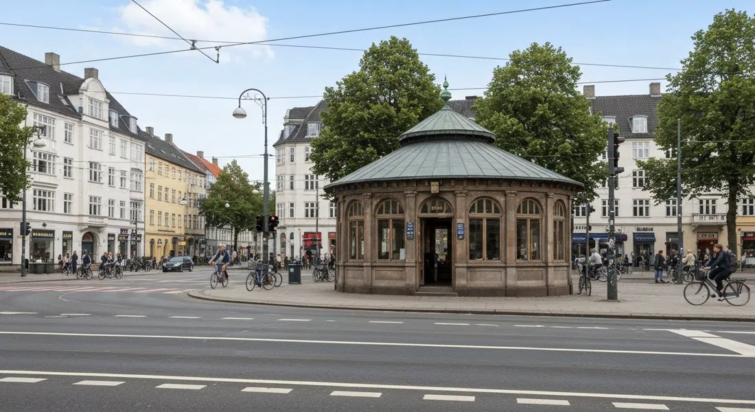 Trianglen in Østerbro auf Straßenniveau, der ehemalige Straßenbahn-Wartesaal von 1907, genannt „die Schildkröte“, eingerahmt von breiten Straßen, Radfahrern und fünfstöckigen Stuckblöcken