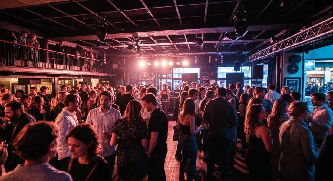Jolenes Tanzfläche am Flæsketorvet, gedämpftes Licht, gemischtes Publikum und ein spätabendlicher DJ-Set im Kødbyen-Club-Interieur